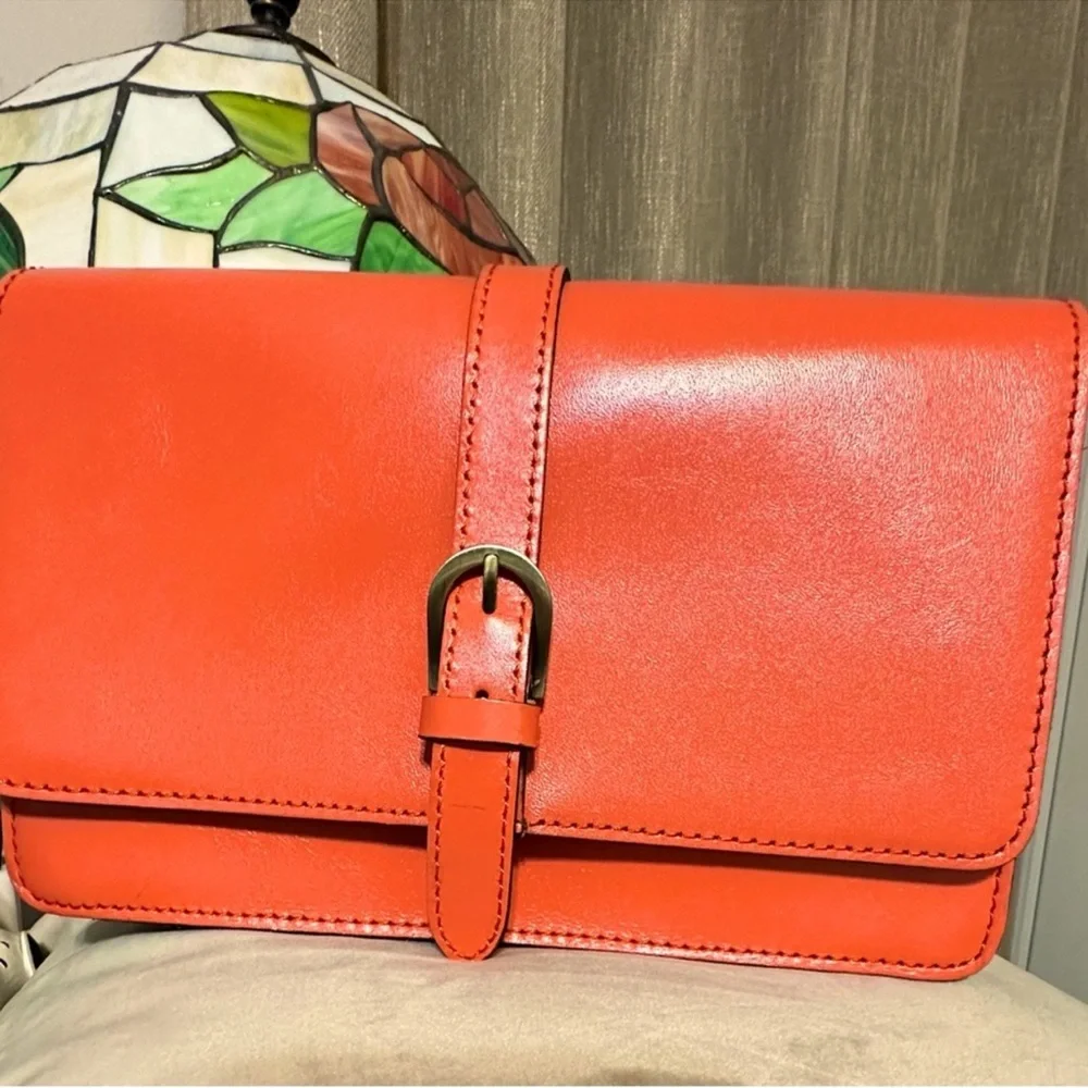 Patricia Nash Coral Beautiful Leather Crossbody Bag.
Patricia Nash. - Picture 3 of 7